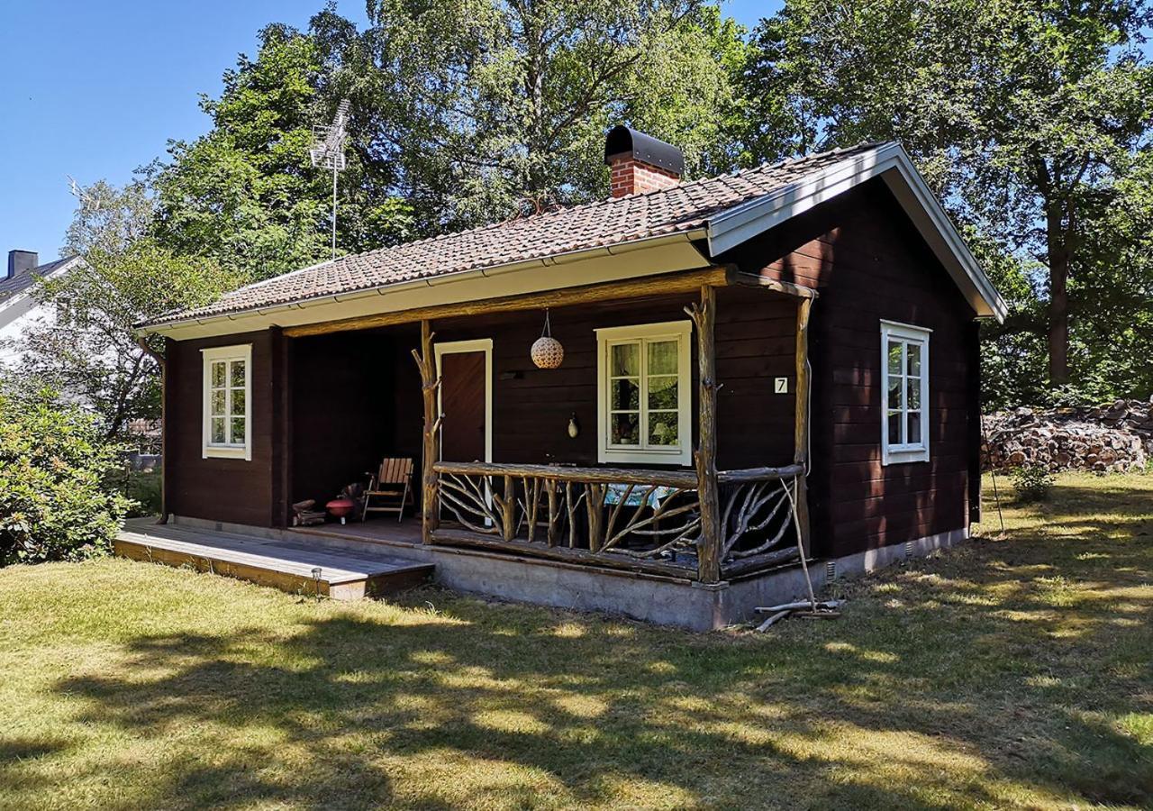 Mysig Stuga Med Oeppen Spis Och Uteplats Froseke Exterior photo
