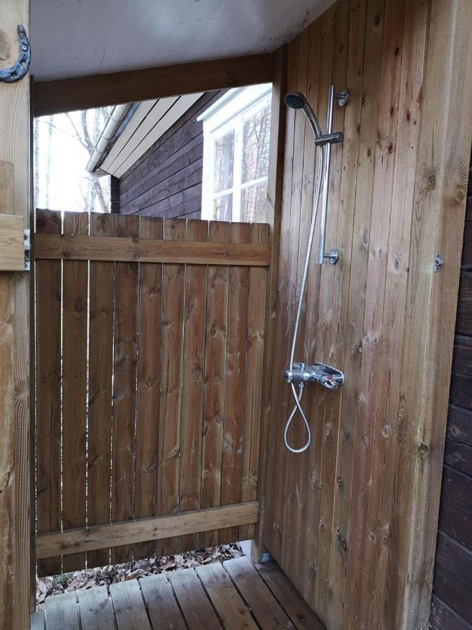 Mysig Stuga Med Oeppen Spis Och Uteplats Froseke Exterior photo